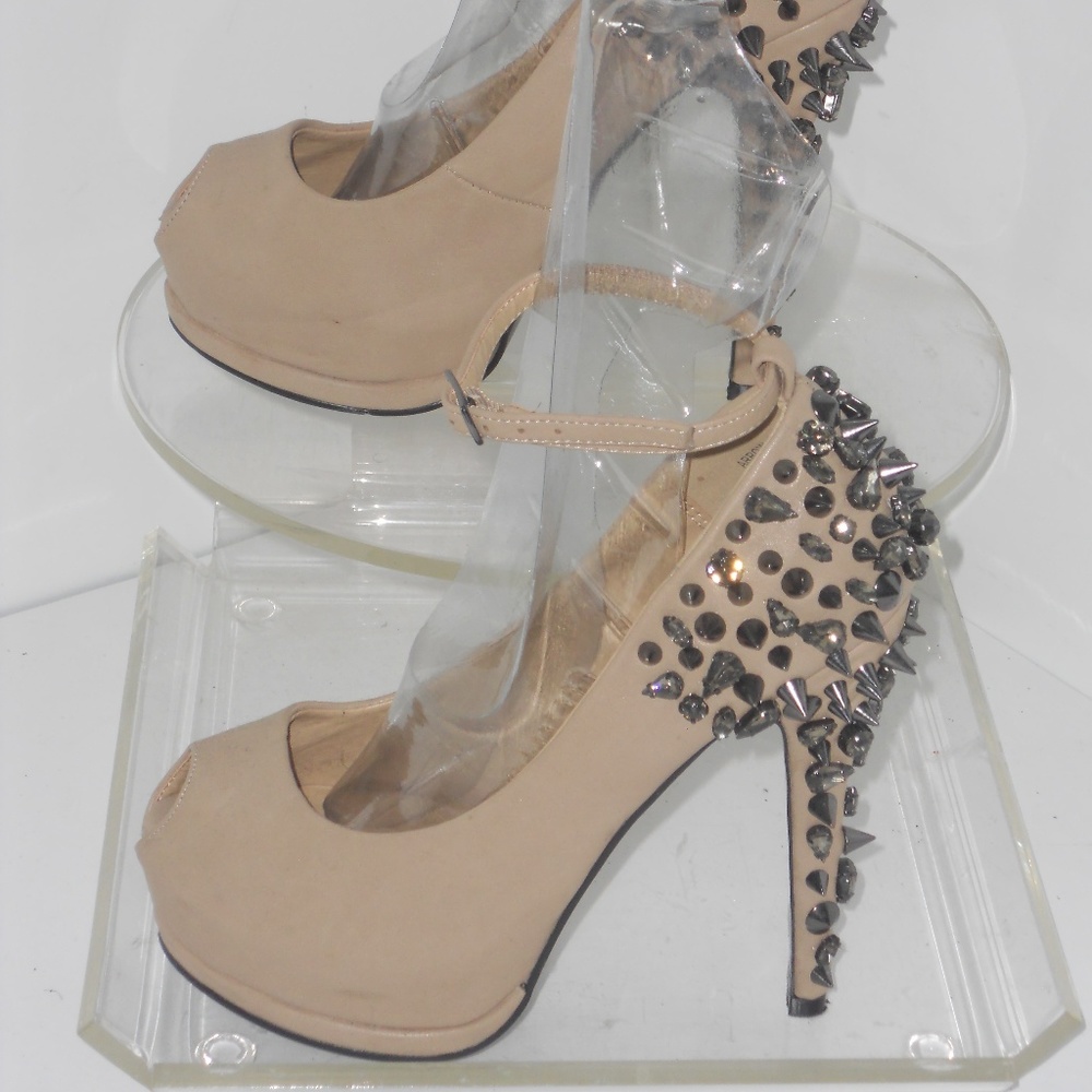 PRIVILEDGED PEEP TOE STUDDED SHOES SIZE 6 M
